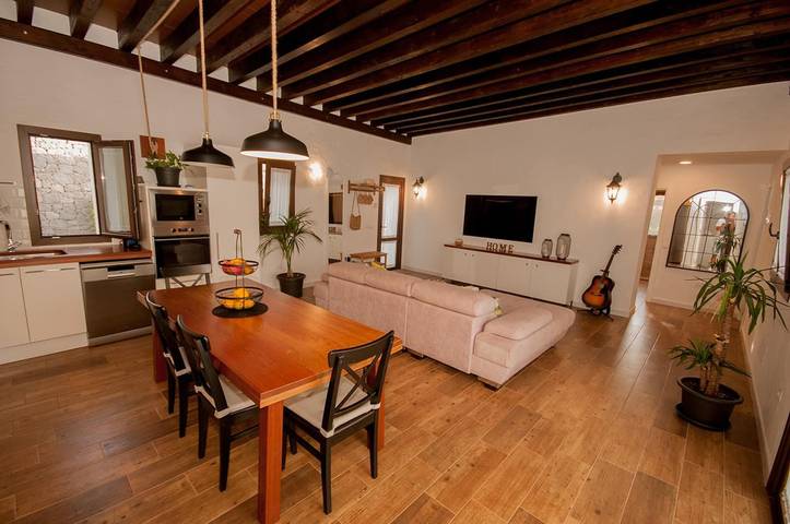 Finca 'Jardín del Norte' con vistas a la montaña, piscina privada, terraza y Wi-Fi in El Agazal, Gáldar