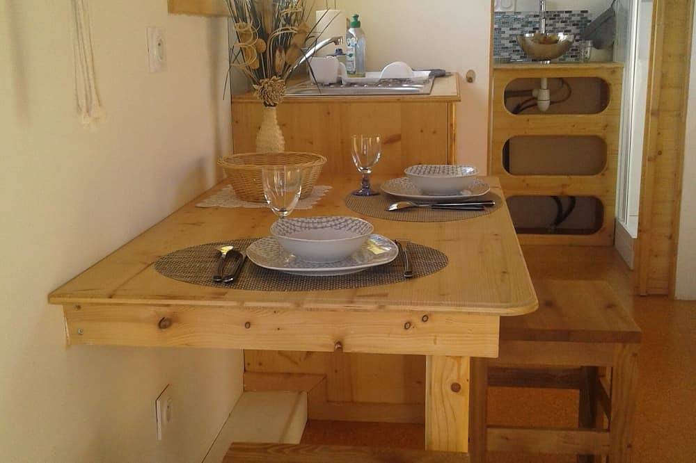 Kleines Haus auf der wilden Halbinsel in Lanmodez, Rosa Granitküste