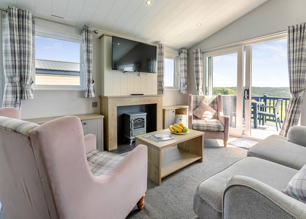 Deluxe Lodge, parking, ensuite, decking & sea view in Carmarthenshire