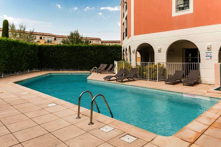 Location de vacances pour 6 personnes, avec piscine ainsi que jardin et terrasse à Rousset - 4
