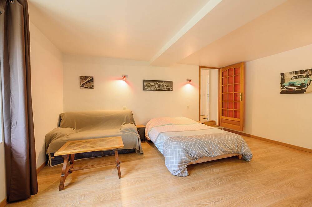 Entire apartment, L'Entracte 3-star gîte, 10-minute walk from the Chateau Fort de Sedan in Sedan, Ardennes