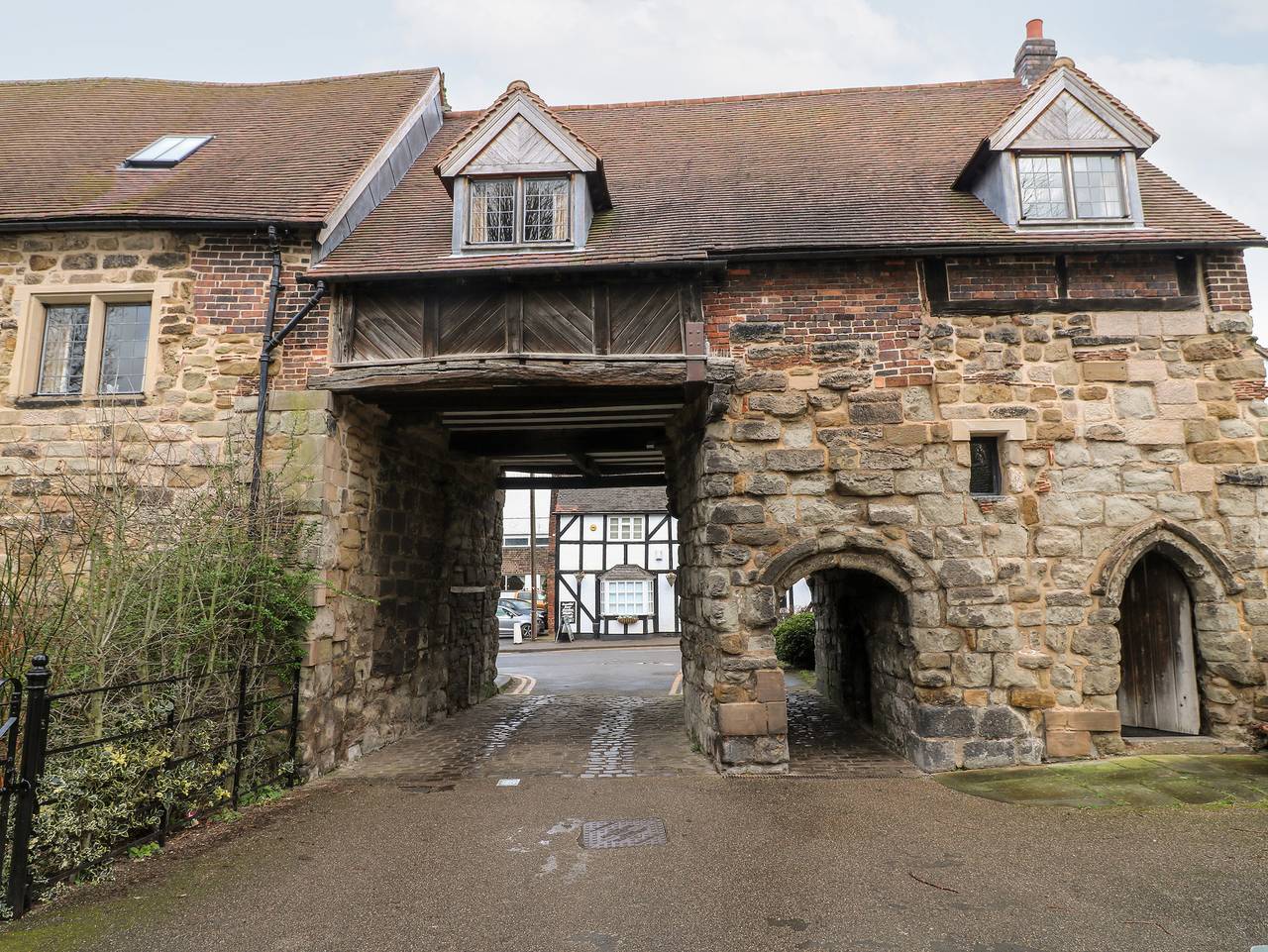 Entire apartment, Porter's Lodge in Drayton Manor Park, Warwickshire