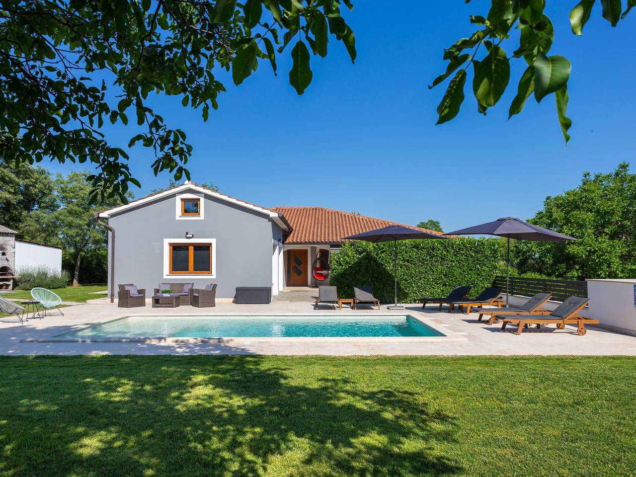 Villa Anavi mit privatem Pool und großem Garten in Barban, Südküste Istrien