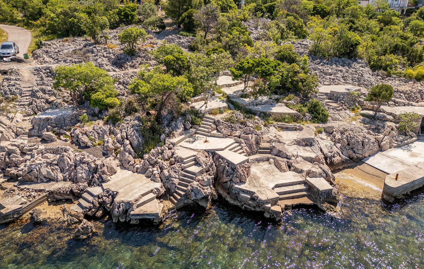Ganze Ferienwohnung, Ferienwohnung für 3 Personen mit Terrasse in Cesarica, Naturpark Velebit