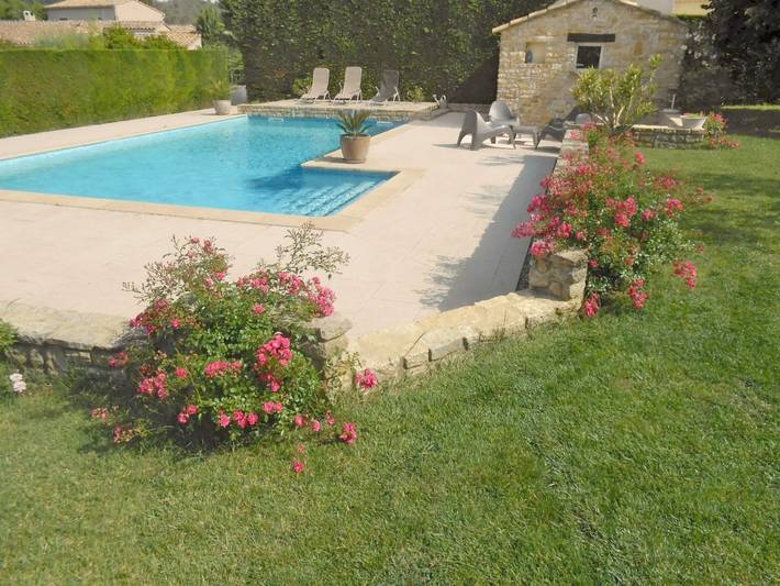Location de vacances pour 4 personnes, avec jardin ainsi que vue et piscine à Saint-Victor-la-Coste