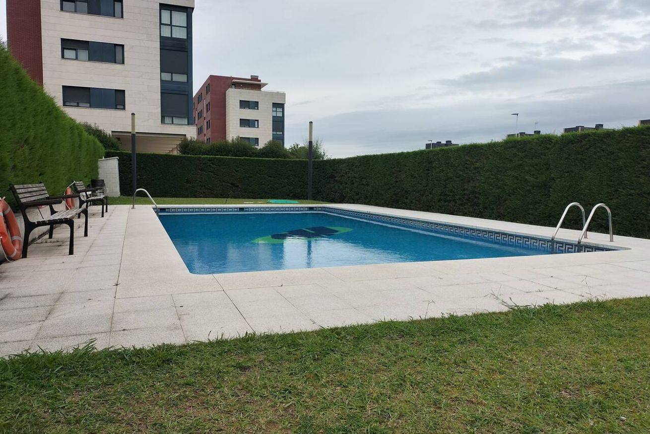 Apartamento entero, Moderno apartamento con piscina, a pocos pasos de tiendas y restaurantes in Santander, Costa de Cantabria