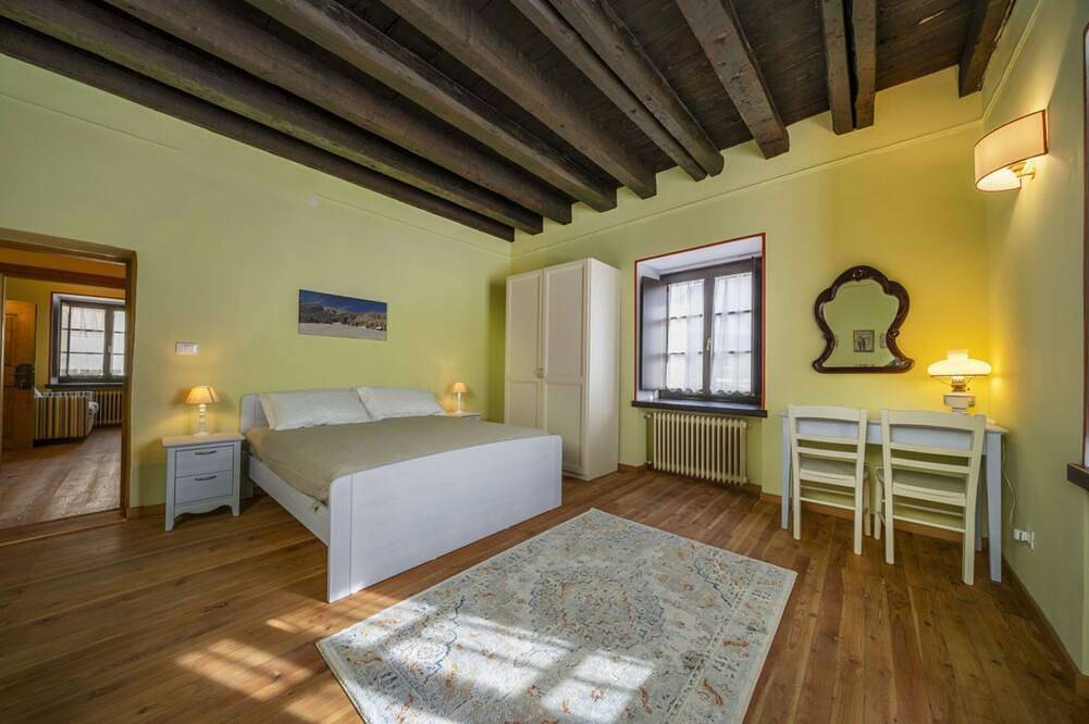 Entire apartment, A welcoming apartment of approximately 50 square meters, perfect for five people, located on the first floor of a historic building built in 1864 and renovated in 2025 while maintaining its historic atmosphere (No elevator).The property is located on Tar in Tarvisio, Karnischer Hauptkamm