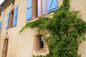 Gîte pour 6 personnes, avec terrasse ainsi que piscine et jardin à Escosse