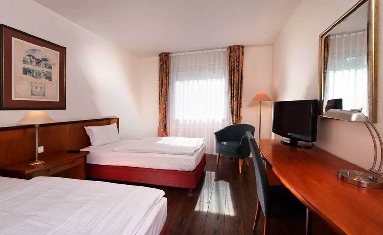 Hotel für 10 Personen, mit Terrasse und Garten in Hennigsdorf - 2