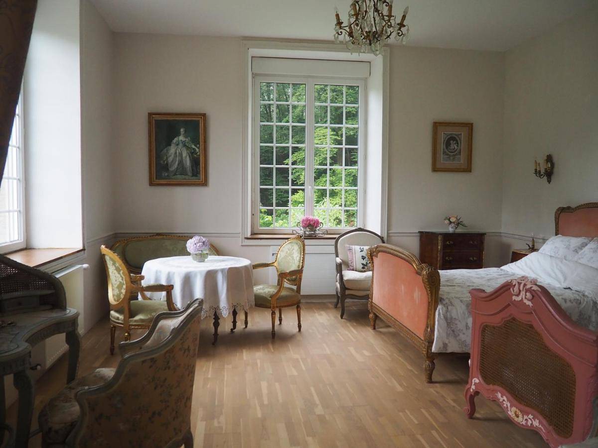 Family Room with Private Bathroom in Le Neufbourg, Région d'Avranches