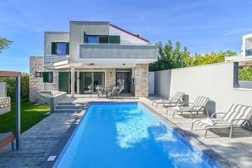 Villa für 8 Personen, mit Garten und Balkon in Novalja