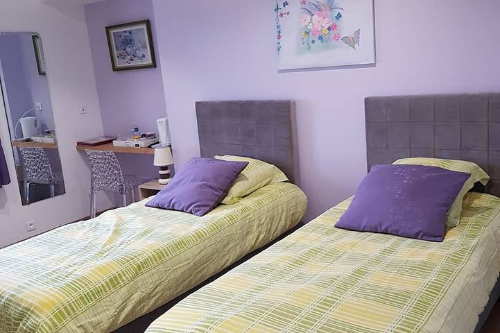 Gîte pour 9 personnes, avec jacuzzi ainsi que terrasse et jardin à Montillot - 2