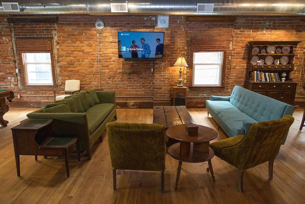 Ganze Wohnung, Art Alley Attic – Spacious Loft Near Breweries, Distilleries, Bars in Crossroads in Kansas City, Missouri