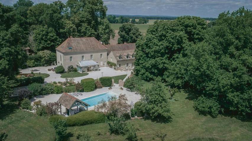 Location de vacances pour 14 personnes, avec terrasse ainsi que piscine et jardin à Meursanges