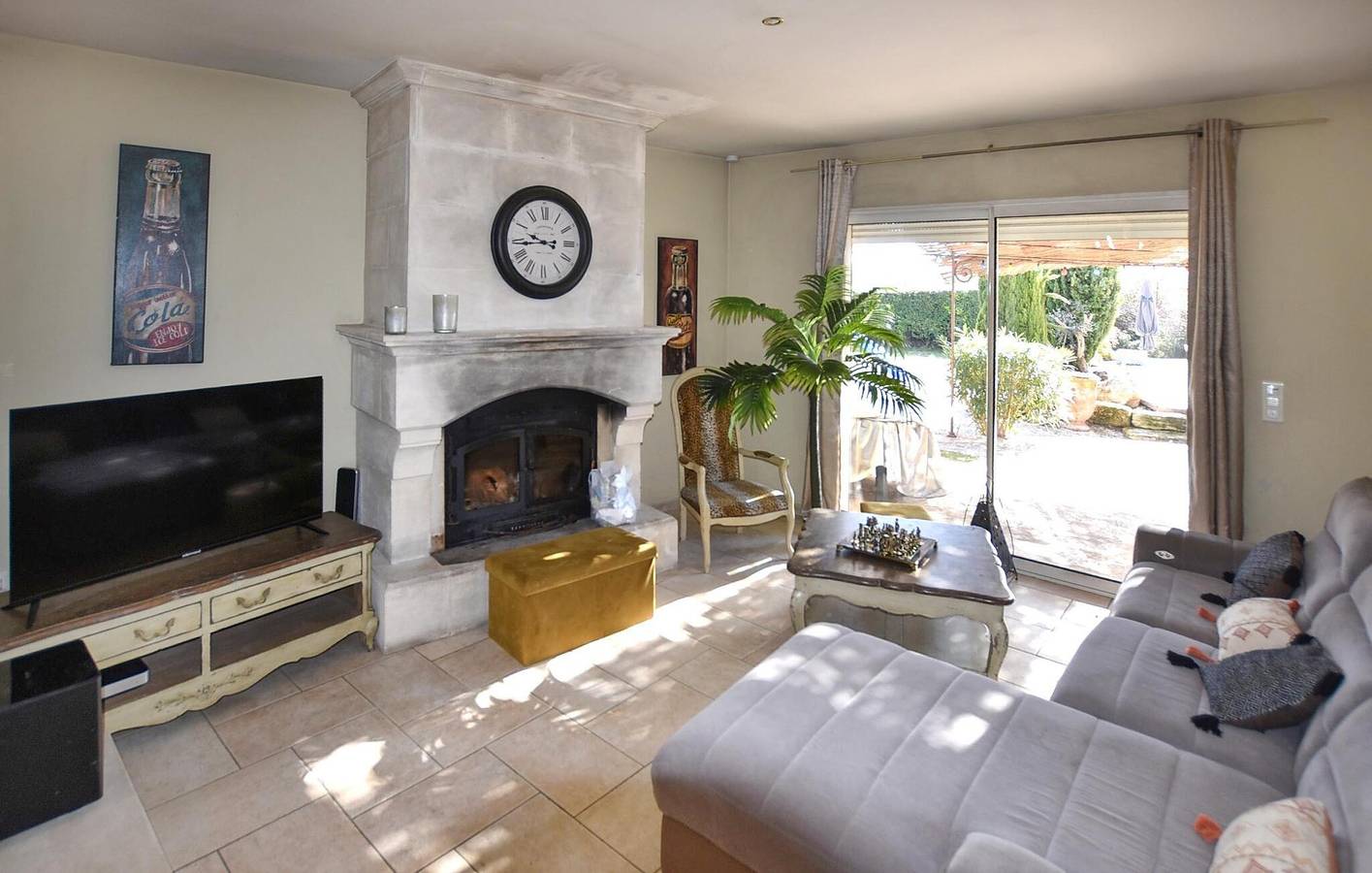 Modern Apartment with Pool & Parking, 2.5km to Althen-des-Paluds in Entraigues-sur-la-Sorgue, Vaucluse