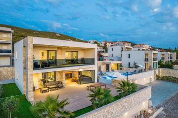 Villa für 8 Personen, mit Garten und Ausblick sowie Pool und Balkon in Novalja