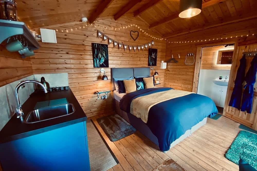Special Lakeside Hideaway | For Two | with Hot Tub | Kingfisher Lakes Glamping in Brandesburton, East Riding of Yorkshire