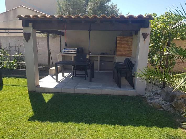 Location de vacances pour 13 personnes, avec vue ainsi que jardin et piscine à Bernis - 4