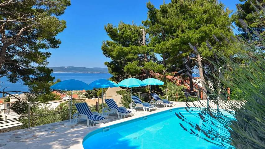 Ferienwohnung für 2 Personen, mit Pool und Terrasse in Baska Voda