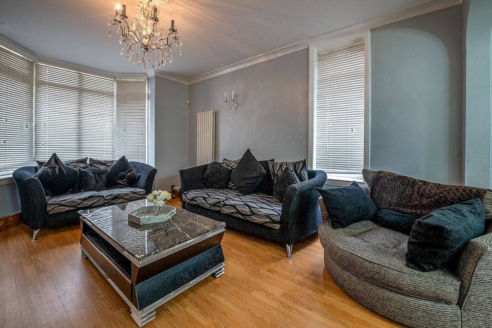 The Spetchley- 5 Bedroom, 10 Guests , Private Parking in Worcester, Worcestershire