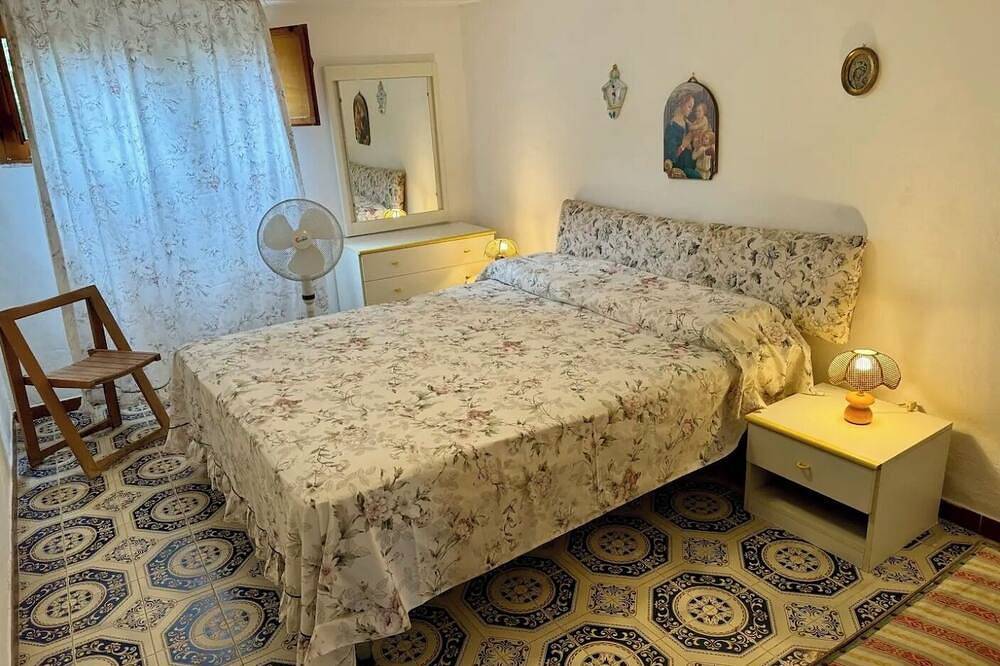 Villa Mia Carini, 150 meters from the sea and 5 km airport, beautiful vintage villa in Carini, Palermo Province