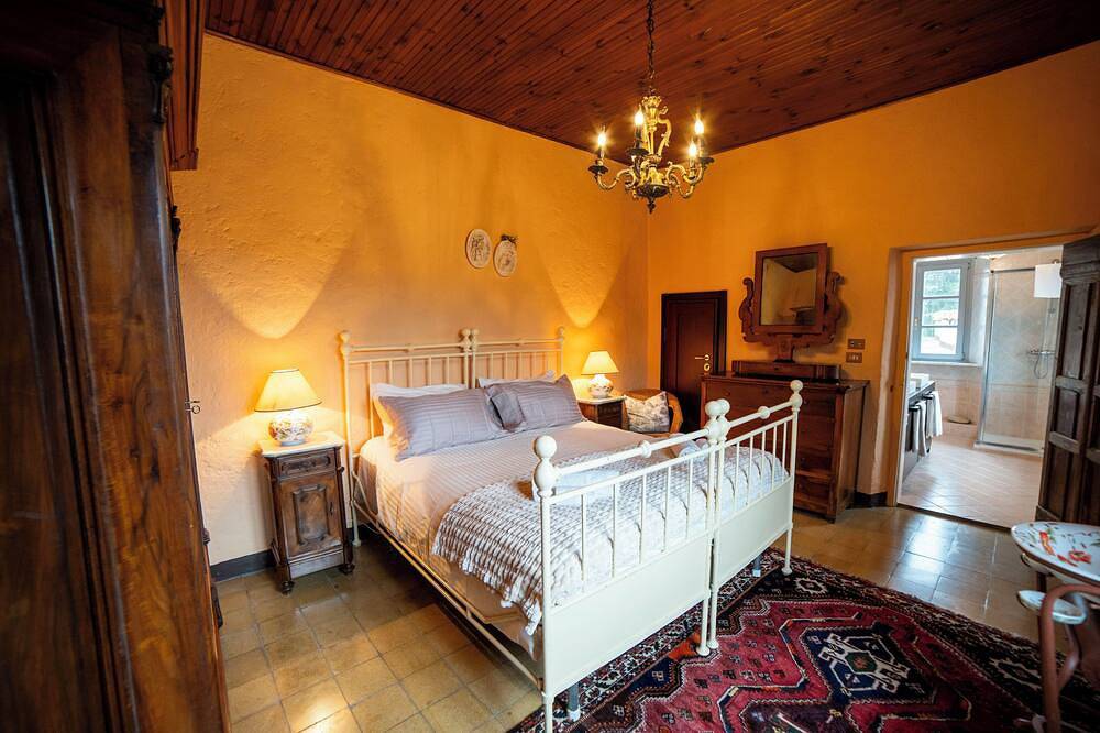 Palazzo K - B&B in country home with pool (room Tower) in Savona, Province de Savona