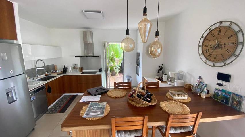 Location de vacances pour 10 personnes, avec jardin ainsi que vue et piscine dans Saint-Gilles les Bains - 3