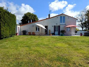 Gîte pour 2 personnes, avec vue ainsi que piscine et jardin à Chenac-Saint-Seurin-d'Uzet