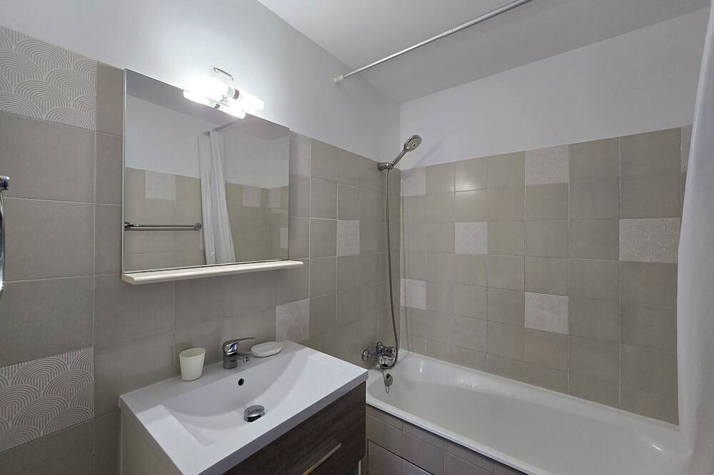 Santa Giulia mini Villa superb sea-view terrace, 400 m from beach. in Santa Giulia, Porto-Vecchio