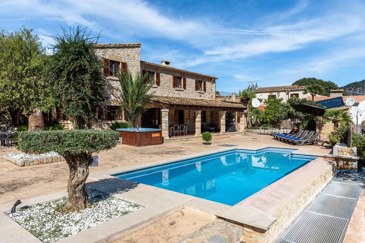 Elegant Finca Can Miquel Morro with Pool, Whirlpool, Air Conditioning, Wi-Fi, Balcony, Terraces and Mountain View; Parking Available in Pollença, Noord-Mallorca
