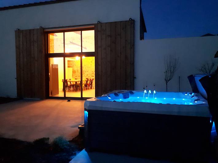 Gîte pour 14 personnes, avec jacuzzi ainsi que jardin et terrasse
