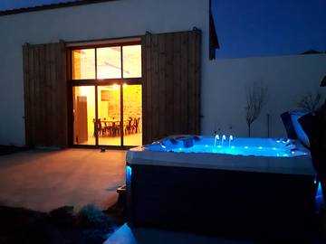 Gîte pour 14 personnes, avec jardin ainsi que jacuzzi et terrasse à Les Herbiers
