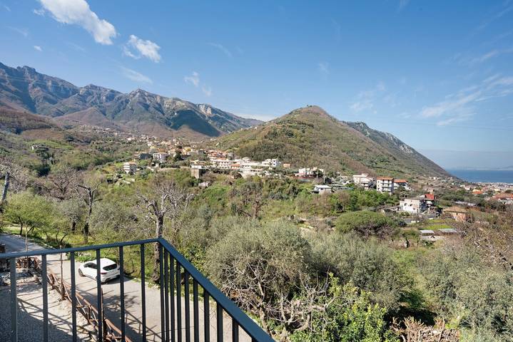 Room 'Positano Con Vista Montagna' with Shared Terrace, Shared Garden and Wi-Fi in Gragnano, Monti Lattari