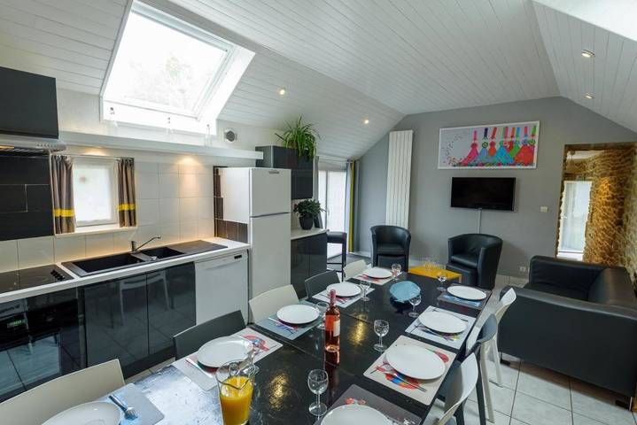 Location de vacances pour 12 personnes, avec jardin ainsi que vue et piscine, animaux acceptés à Plouguin - 2