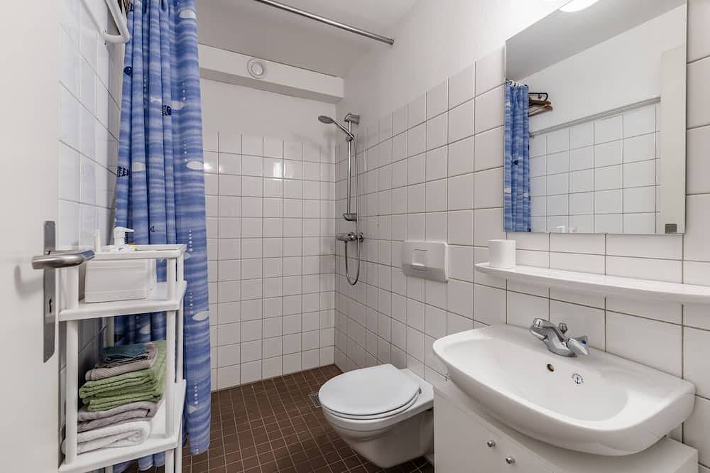 Ganze Wohnung, Alpine Apartment with Parking and Balcony in Hol