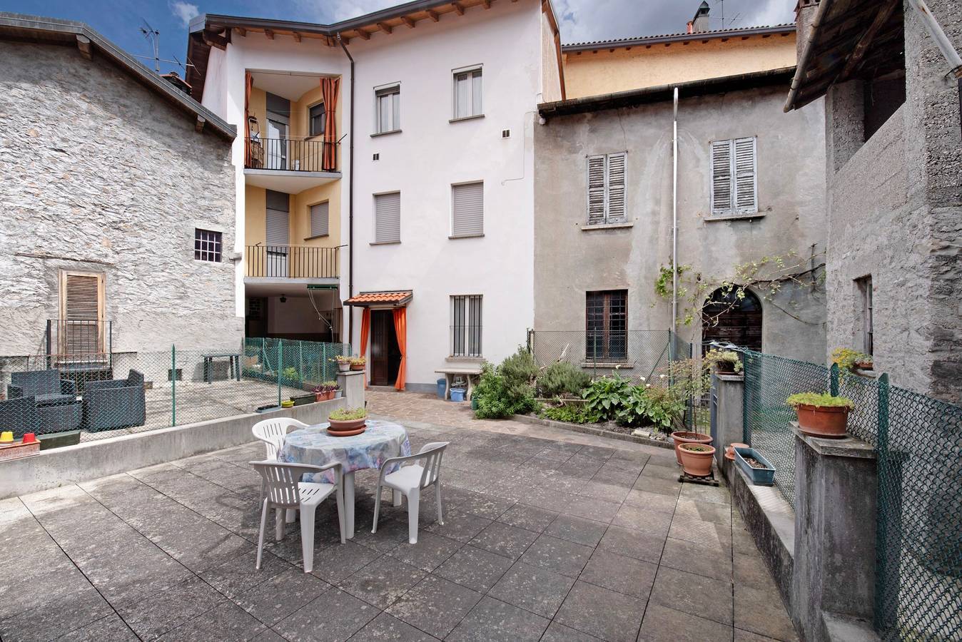 Appartamento intero, Appartamento per vacanze "House Of Sport" con vista sul lago, 2 terrazze in comune e Wi-Fi in Olcio, Mandello del Lario