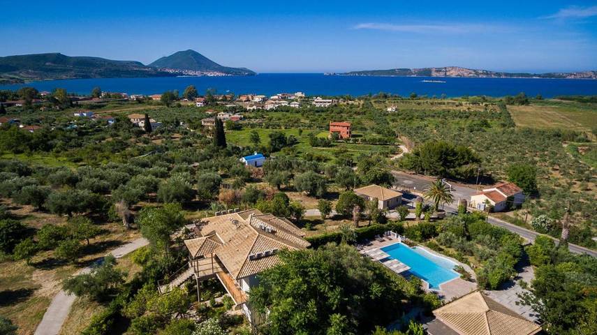 Location de vacances pour 2 personnes, avec vue et piscine ainsi que jardin et bassin pour enfant, animaux acceptés dans Gialova - 2