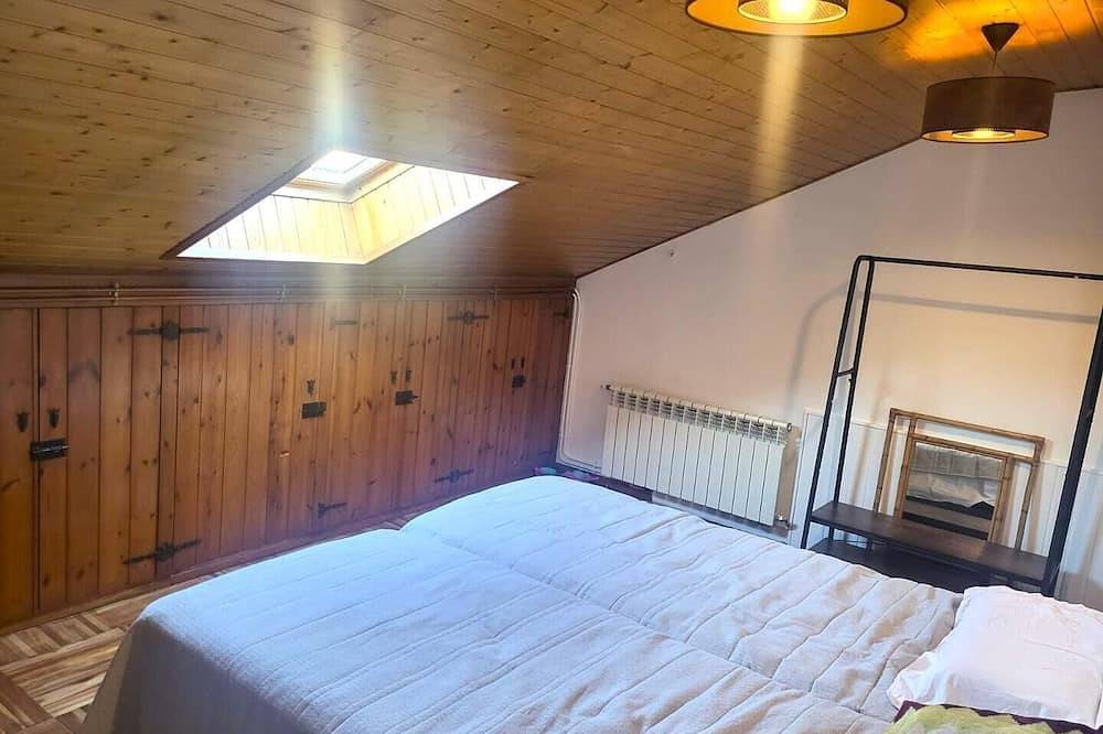 Entire apartment, Puigcerdà Viii - Three Bedroom Apartment, Sleeps 7 in Puigcerdà, Catalan Pyrenees