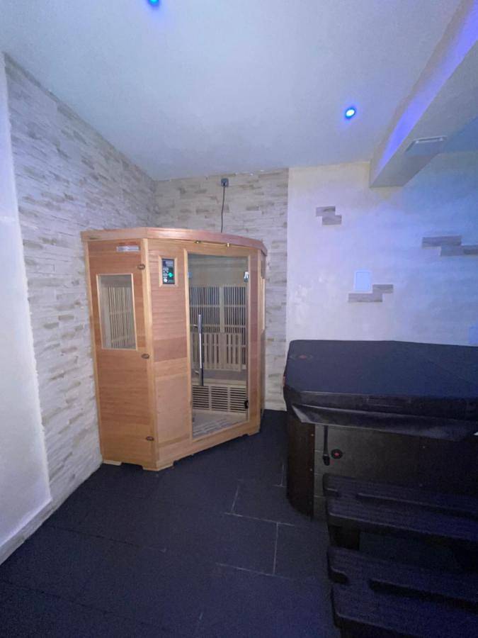 Hôtel pour 2 personnes, avec terrasse ainsi que sauna et jacuzzi à Lapalisse - 4