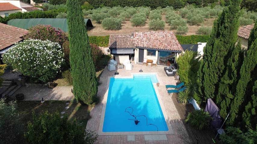 Location de vacances pour 2 personnes, avec piscine ainsi que terrasse et jardin à Pernes-les-Fontaines