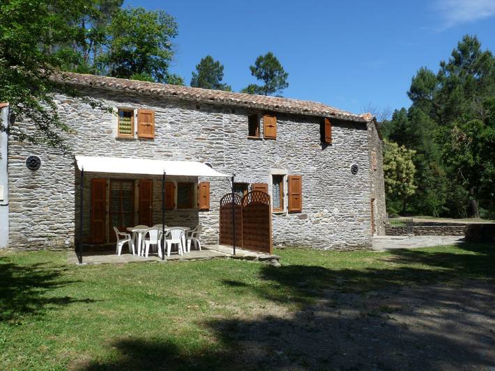 Gîte pour 12 personnes, avec terrasse ainsi que jardin et piscine à Saint-Martin-de-Boubaux