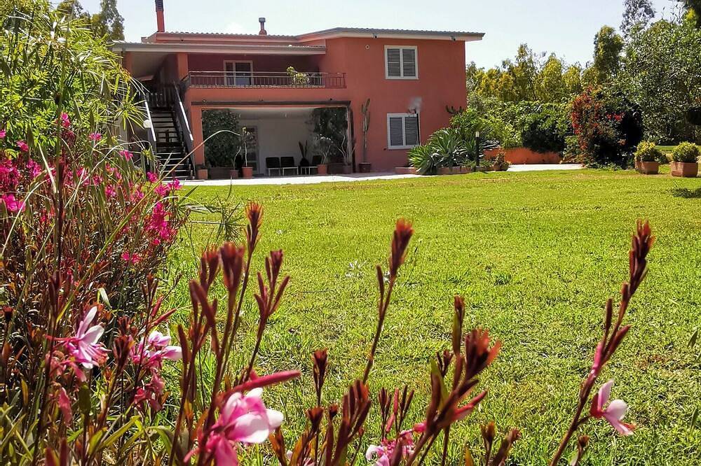 Appartamento intero, Home Garden Location Esclusiva A Capo Comino Giardino Area Giochi  2 Km Dal Mare in Siniscola, Provincia di Nuoro