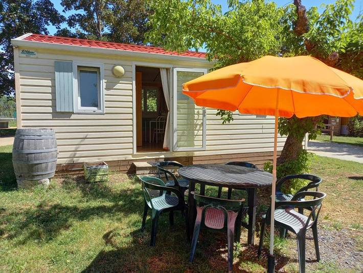 Camping pour 4 personnes, avec terrasse et piscine, animaux acceptés en Haute-Loire - 2