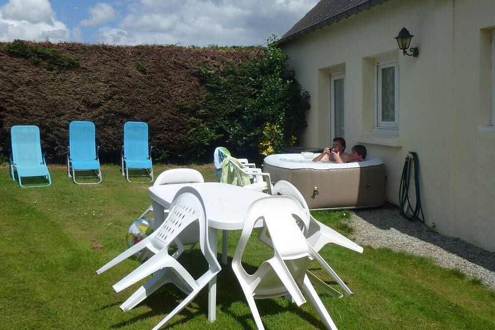 Tranquilo y una ubicación tranquila, 5.4 Cama Casa rural en dos acres de propietarios de tierra con el lago in Saint-Gonnery, Pontivy region