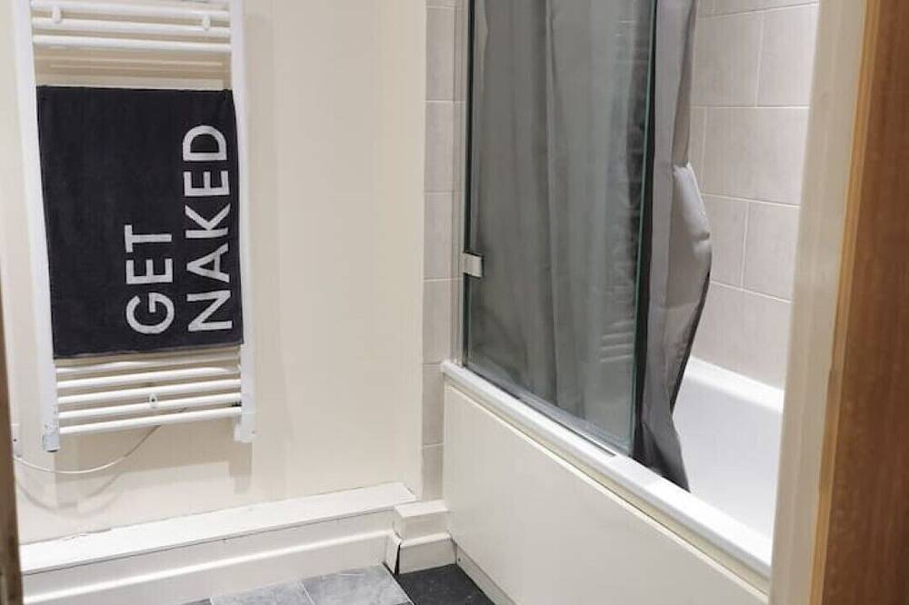 Entire apartment, Paramount city view located at heart of city in Swindon, North Wessex Downs