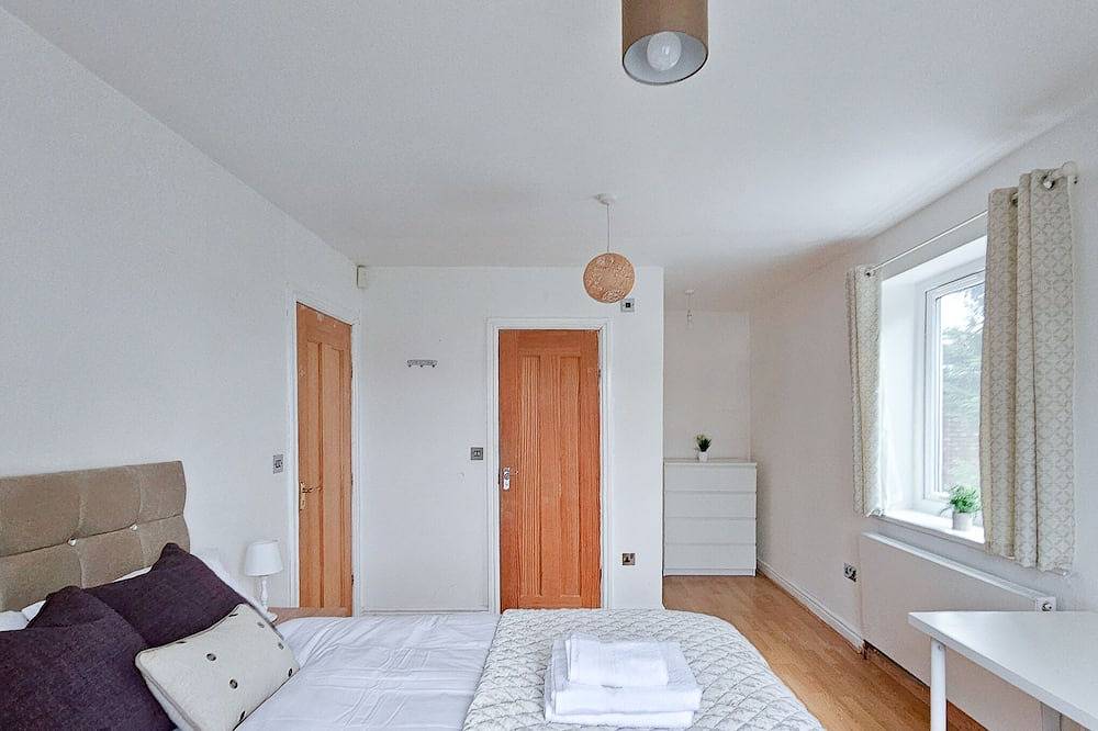 Spacious 6-Bed Home with Driveway in Manchester, Greater Manchester