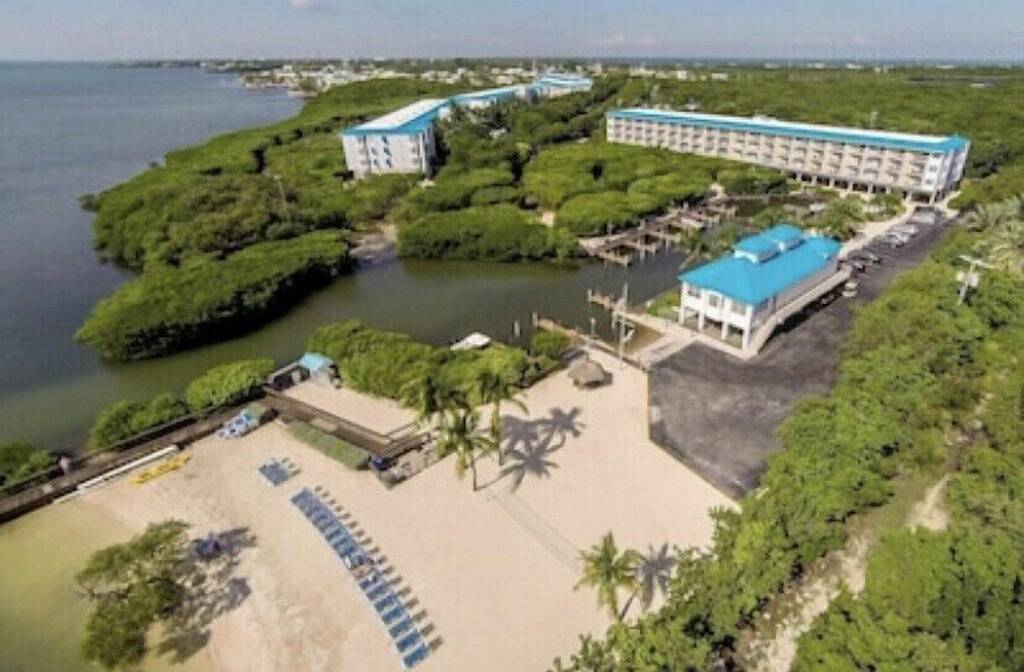 Ganze Wohnung, Chic Coastal Retreat with Pool, Marina, Beach Access & Resort-Style Amenities in Tavernier, Monroe County