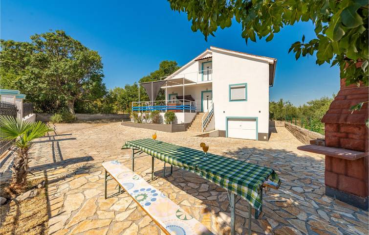 Gemütliche Ferienwohnung mit Pool und Terrasse – nur 1 km von der Küste entfernt! in Novigradsko More, Zadar
