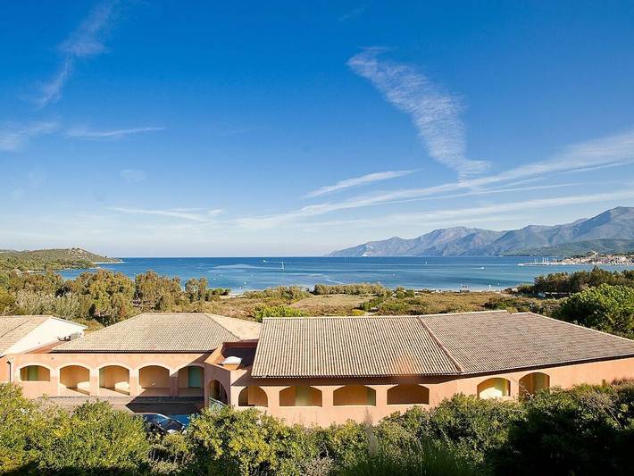 Location de vacances pour 4 personnes, avec Balcon et Terrasse ainsi que Jardin et Piscine dans Plage de la Roya