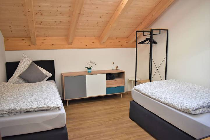 Ganze Wohnung, Ferienwohnung Bergblick mit 2 Schlafzimmern, Küche, Dusche/Wc und Loggia in Rosenheim, Oberbayern